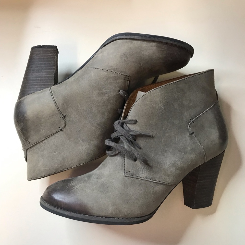 Clarks Tan Bootie With Heel Ties In The Front Size 9